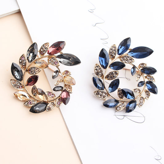 Gray Shiny Wreath Alloy Inlay Rhinestones Brooch