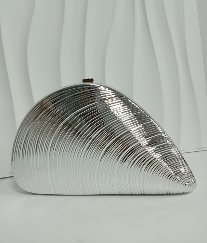 Silver Echo Shell Clutch – Sculpted to Shine