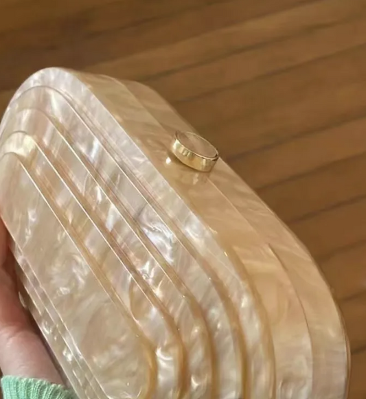 Champagne Shell Clutch – Classic with a Glow